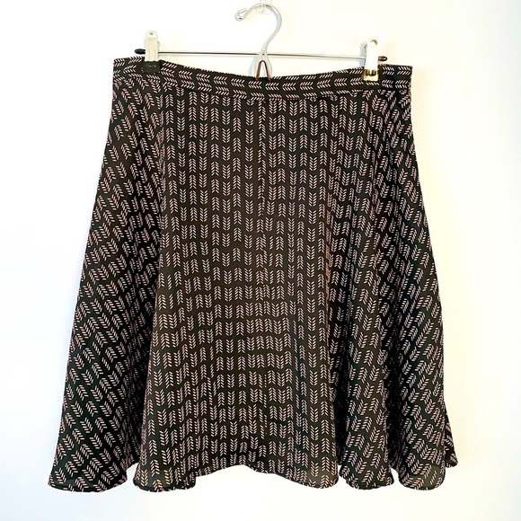 LOFT Dresses & Skirts - Ann Taylor LOFT Women's Size 8 Black With Pattern Lined Flowy Ruffle Skirt